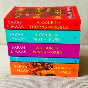 A Court of Thorns and Roses series. 📚